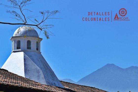 Detalles coloniales sobre las alturas.