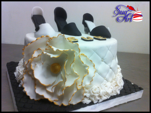 Gâteau personnalisé avec escarpins et fleurs