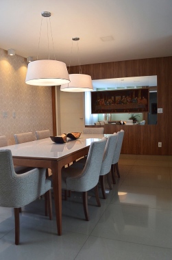 Sala de jantar com iluminação aconchegante. Foi exigência da cliente a reutilização do quadro da Santa Ceia