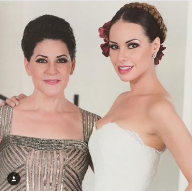 Maquillaje de novia y mamá de la novia  .