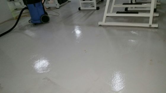 Nach der Boden-Grundreinigung in einem Fitness-Studio