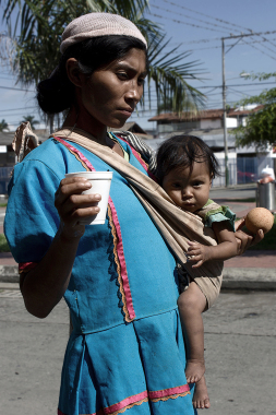 Jóven indigena con su bebé en una naturaleza de concreto, Buga-Valle del Cauca.