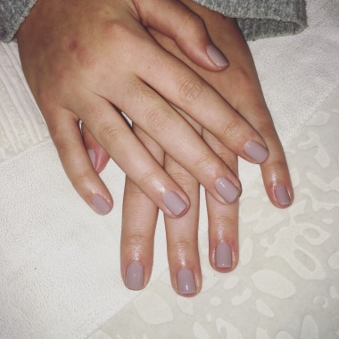 Pose de vernis semi-permanent CND Shellac