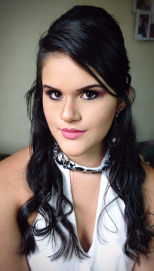Maquiagem e penteado que realçam a beleza da cliente