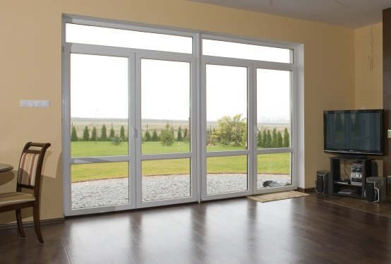 Livraison, fourniture et pose d'une porte fenêtre en PVC blanc
