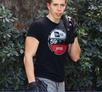 Vous rechercher un professeur de boxe ? Antoine legris dispense des cours de boxe