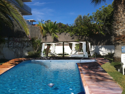 piscina con tarima perimetral