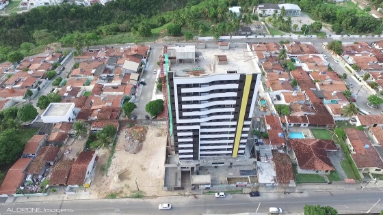 Acompanhamento de obras com drone em Maceió, edição para vídeos comerciais.
