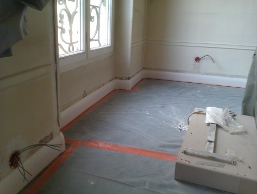 rénovation d'un appartement , installation en semi encastré , conducteurs sous plinthes et appareillages encastrés
