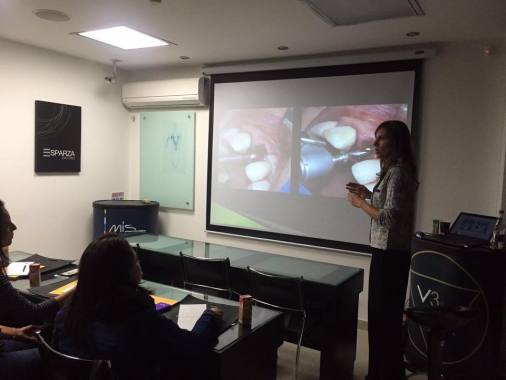 Dictando charla de implantología dental, diplomado de implantes dentales