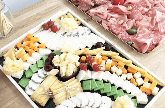 Plateau de fromage et de charcuterie