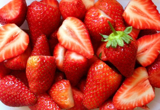 Antioxidante, contiene vitamina C  que ayuda a disminuir la pigmentación de la piel y da luminosidad.