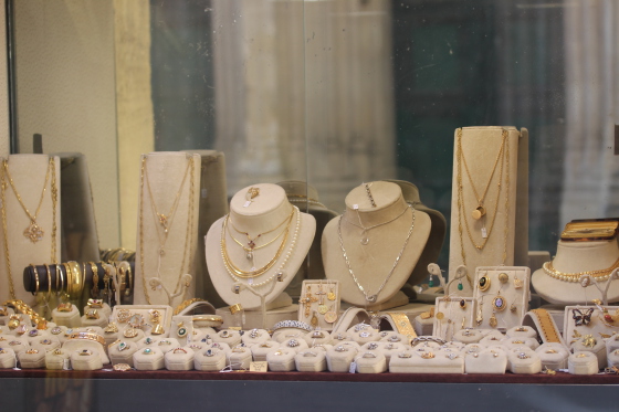 Un grand choix de bijoux d'occasion