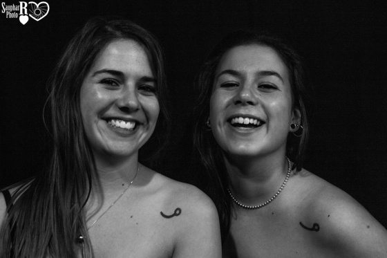 Shooting de deux soeurs avec studio mobile qui peut être installé chez vous