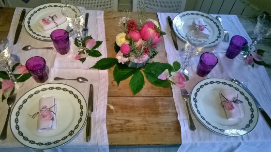Une table dressées pour les hôtes