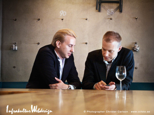 infrakultur företagsporträtt på Christer och Niklas Elmgren i befintligt ljus på Restaurang Rolfs Kök