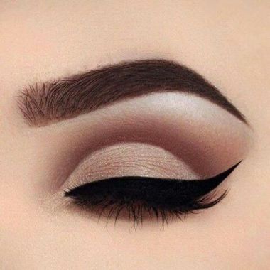 Maquiagem Cut Crease, uma ótima tendência para os dias atuais, combina em ocasiões de formatura, festas á noite e casamentos.