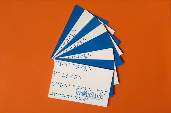 Carte de visite en braille + impression numérique + marquage braille par vernis relief