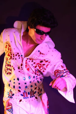 Le retour du King en Live...rien
que pour vous avec son costume, sa voix et son déhanché.
