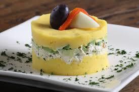 Delicioso pastel de patatas aliñadas con lima y aji amarillo, rellena de verduras de temporada. Sabor fresco, sutil y veraniego.