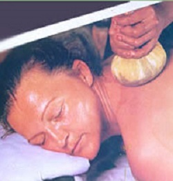 Leaf Bundle Massage($100-60 min.)