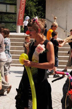 Animation avec sculpture sur ballons ou maquillages pour enfants.