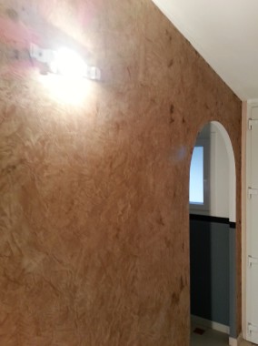 mur entrée finition stucco