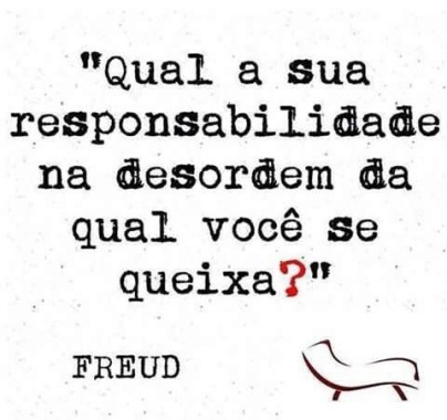 Utilizo a abordagem psicanalítica. Acredito que nada é por acaso. E que trabalhar apenas superficialmente não melhora o sintoma, apenas "camufla".