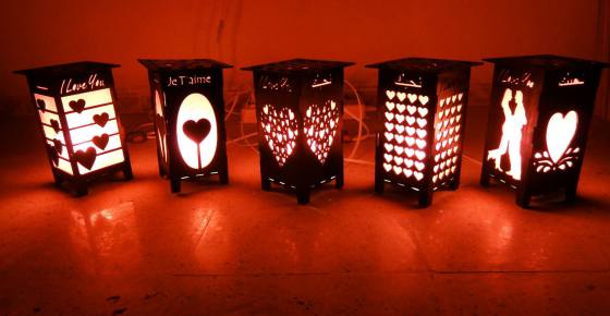 Créations en bois de lampes, maquettes...