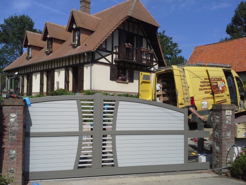 Pose de  portails Aluminium ou PVC, motorisés ou non. Menuiserie Envermeudoise (Chantier Eu-Le Tréport)
