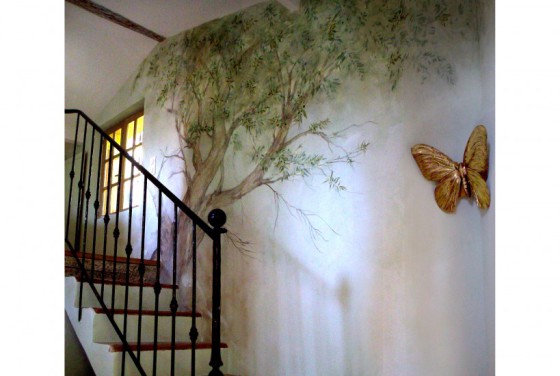 OLIVIER
PEINTURE MURALE
Peinture artistique réalisé sur place. Le tronc règne sur le mur majestueux et respectable, décoré de petites feuilles d’un joli vert argenté. Se dégage une belle harmonie inspirée par la nature méditerranée.