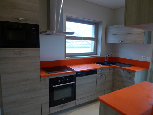 projet de rénovation totale de cuisine avec plafond tendu et sol en béton ciré