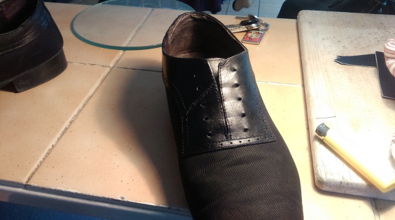 Chaussure mangé par un chien réparé vue de face