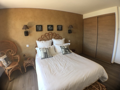 Rénovation totale d'un appartement sur Fréjus plage : changement des menuiserie, création d'un véranda, ouverture du salon, cuisine et balcon, rénovation totale : peinture, faux plafonds, sol/faience, cuissine, salle de bain : clients 100% satisfait :  ingrid&co