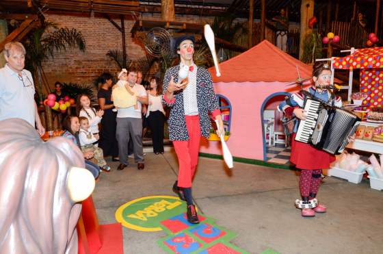 Animação em festa de aniversário de 1 ano com muito circo e música.