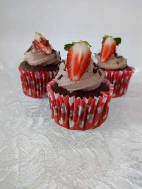 Cupcake de chocolate recheado com frutas vermelhas