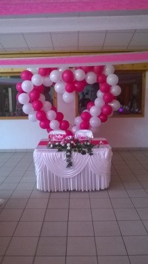 décoration au couleur fuschia et blanche