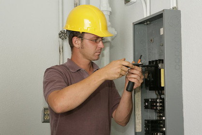 Pour garantir les performances optimales de votre installation électrique, faites appel à une équipe de spécialistes qui saura vous conseiller et vous orienter vers des solutions parfaitement adaptées à vos besoins. Nos prestations couvrent tous types d’interventions, de la mise en place de l’installation électrique d’un immeuble à la réparation d’une prise électrique défectueuse. Dans les pages suivantes, vous trouverez des informations détaillées sur notre gamme de prestations et de conseils dans le domaine des installations électriques.
