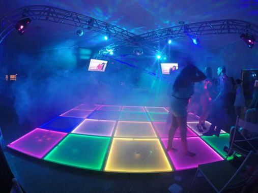 Estutura em X com pista de led e TVs de led