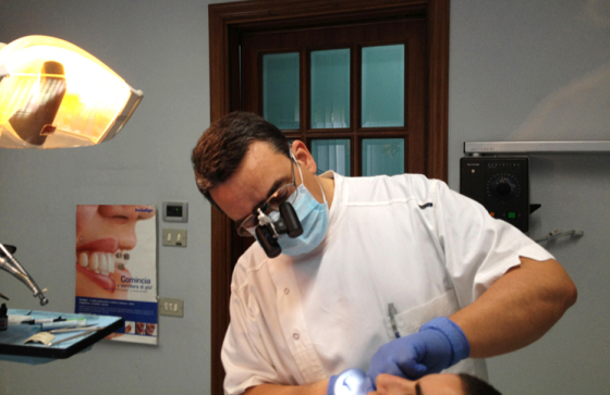 il dr Alberto Gentile a lavoro
