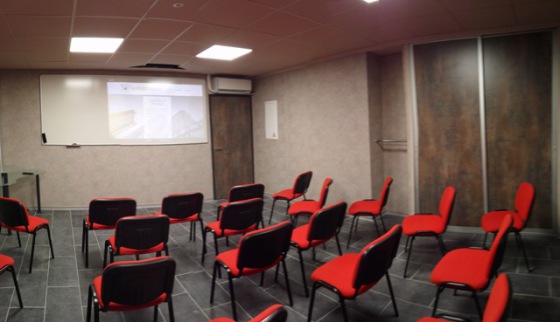 Orion 4, est une salle, pré-équipée de 25 places assises, un tableau blanc de 3 mètres et d'un vidéoprojecteur.