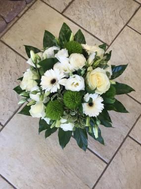 Bouquet rond tout blanc ceci peu etre de différente couleur selon les goûts des personnes