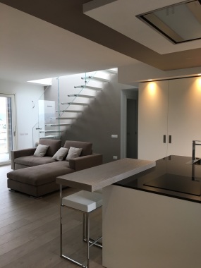appartamento LC, interior designer, soggiorno con scala interna