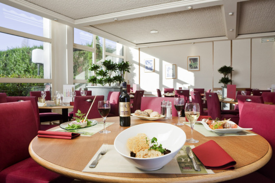 Notre restaurant "Les Saisons" vous accueil du lundi au jeudi midi et soir et le vendredi midi pour découvrir une carte de produits sélectionnés pour leur qualité et leur origine.