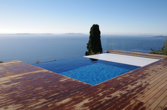Couverture de piscine immergée sur piscine à débordement.