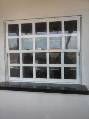 Janela quadriculada de aluminio