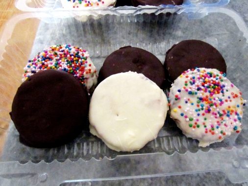 Alfajores de galleta y manjar.