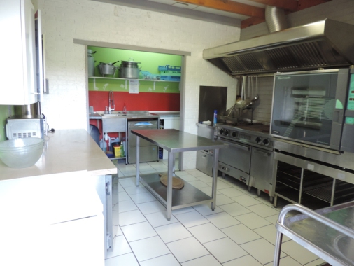 cuisine équipée professionnelle armoire froide chambre froide frigo lave vaisselle pro fourneau four à 6 niveaux vaisselle avec grandes assiettes de présentation et verres tout est inclus dans les tarifs