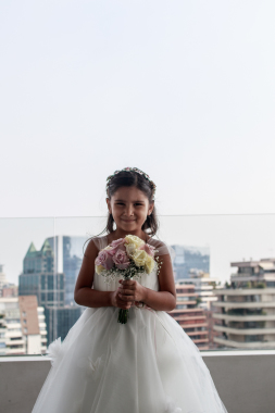 Niña posa en la terraza.