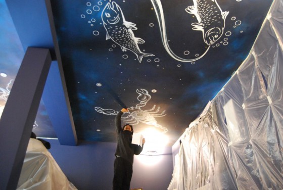 ZODIAC
PEINTURE MURALE
Plafond étoile avec des signes zodiacales visibles dans l’obscurité: En cette décoration nous avons travaillé les signes du zodiaque peintes directement sur le plafond réinterprétés dans un style contemporain. Les couleurs claires ont été réalisé avec des matériaux de décoration qui permettent une visibilité fluorescent dans l’obscurité.